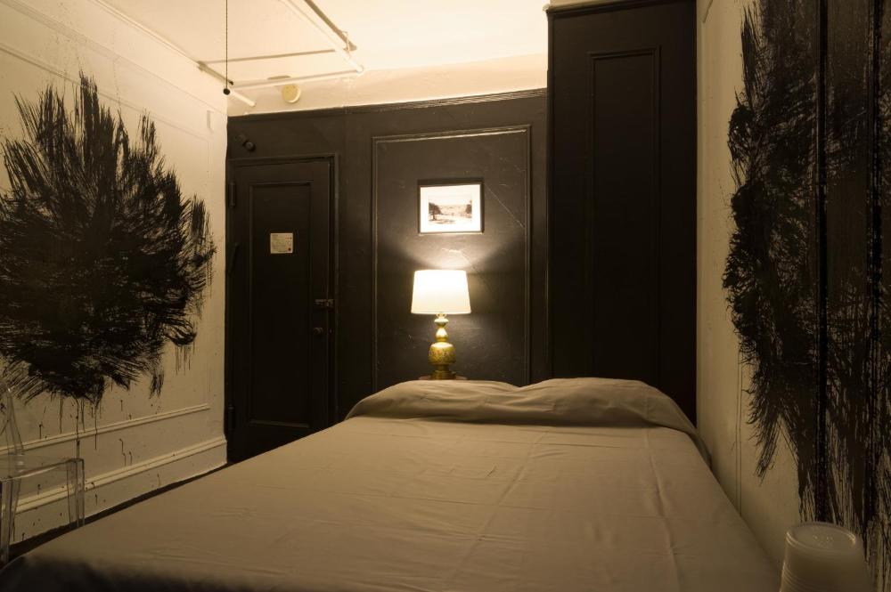 Double Room with Shared Bathroom interior